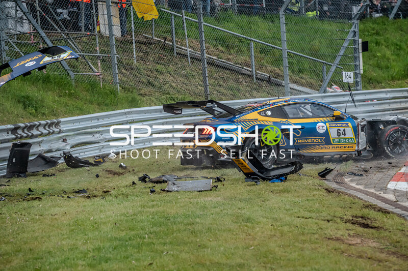 Ford Mustang GT3 #64 von HRT Ford Racing nach schwerem Unfall an der Leitplanke