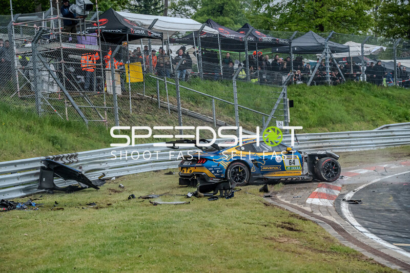 Ford Mustang GT3 #64 von HRT Ford Racing nach schwerem Unfall am Nürburgring