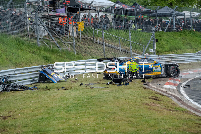 Schwerer Unfall: Ford Mustang GT3 #64 von HRT Ford Racing an der Leitplanke