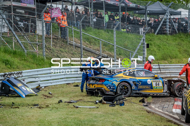 Ford Mustang GT3 #64 von HRT Ford Racing nach schwerem Unfall am Nürburgring
