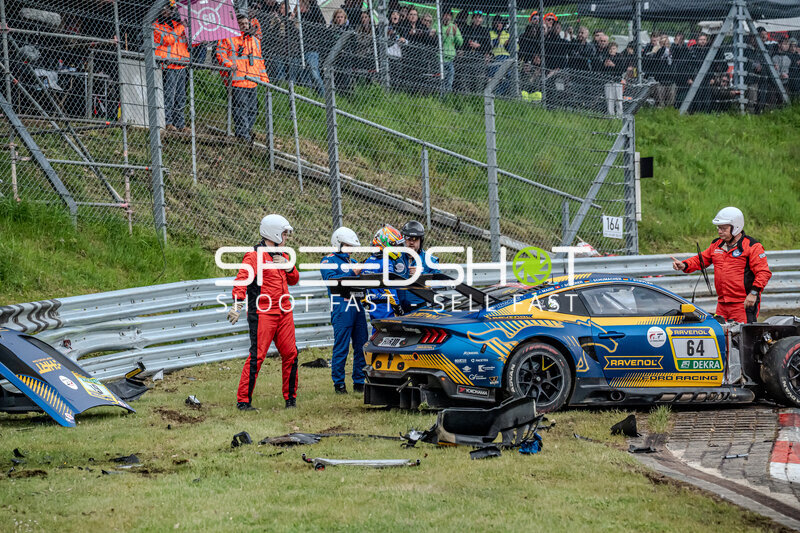 Ford Mustang GT3 #64 von HRT Ford Racing nach schwerem Unfall im Kiesbett