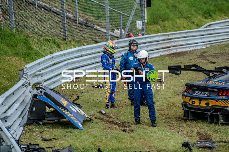 Schwerer Unfall: Ford Mustang GT3 von HRT Ford Racing in der Auslaufzone
