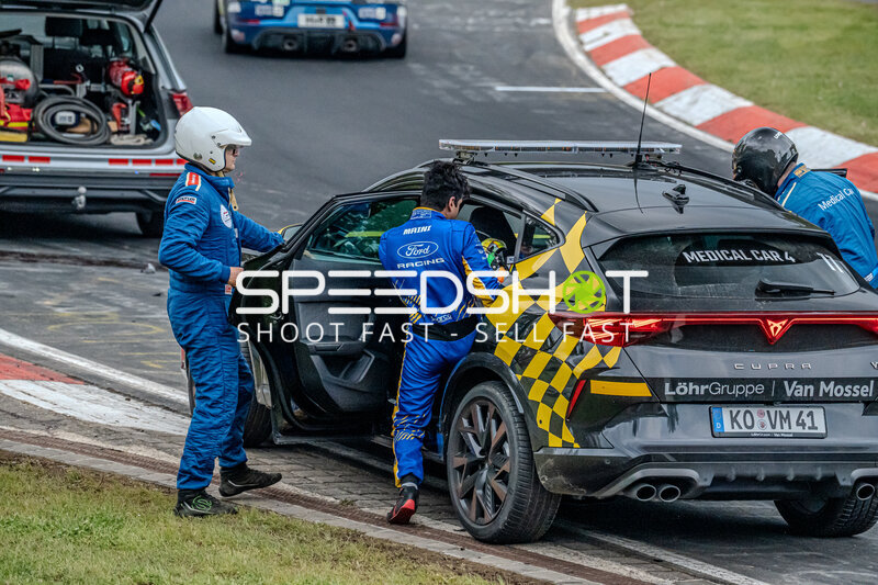 Medical Car 4 im Einsatz am Nürburgring – Fahrer Arjun Maini steigt ein