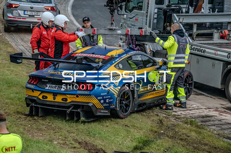 Ford Mustang GT3 #64 von HRT Ford Racing wird am Nürburgring geborgen