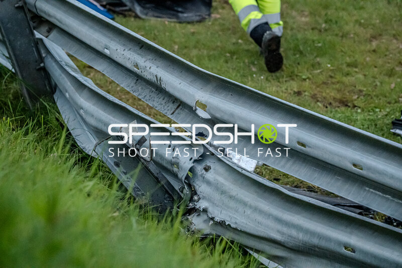 Schwer beschädigte Leitplanke nach Unfall auf der Nordschleife