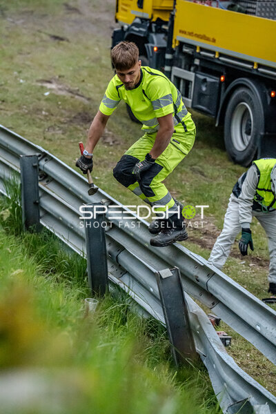 Streckenarbeiter reparieren Leitplanke am Nürburgring