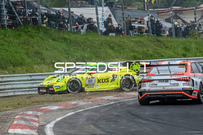Porsche 911 GT3 #911 von Manthey rutscht ins Kiesbett am Nürburgring