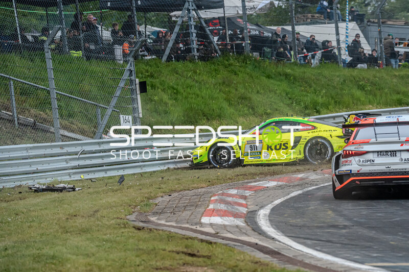 Porsche 911 GT3 R #911 von Manthey crasht in die Leitplanke