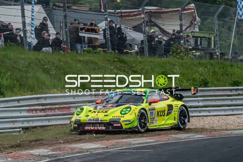 Porsche 911 GT3 R #911 von Manthey im Kiesbett am Nürburgring