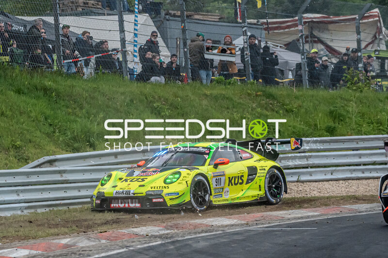 Porsche 911 GT3 R #911 von Manthey im Kiesbett am Nürburgring