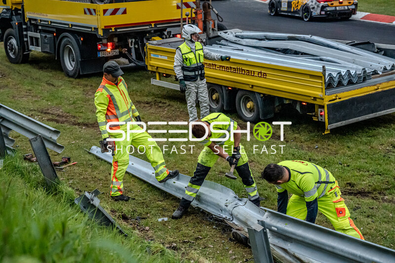 Streckenarbeiter reparieren Leitplanke an der Nordschleife