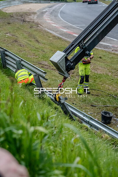Streckenposten reparieren beschädigte Leitplanke am Nürburgring