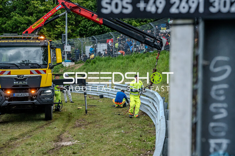 Streckenarbeiten an der Leitplanke am Nürburgring
