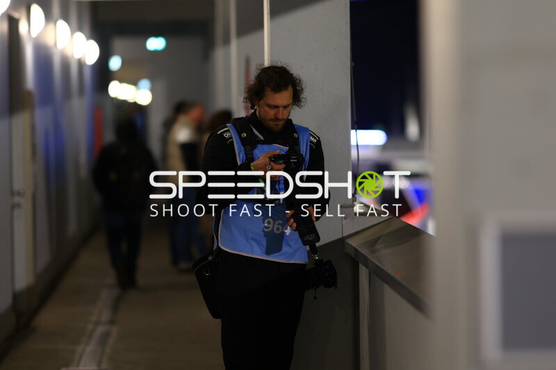 Akkreditierter Fotograf bei der Arbeit im Fahrerlager am Nürburgring