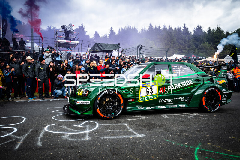 Mercedes #63 von HWA Engineering Speed bei der Startaufstellung am Nürburgring