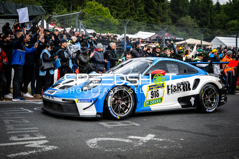 Porsche 911 GT3 #918 von Mühlner Motorsport bei enthusiastischen Fans am Nürburgring