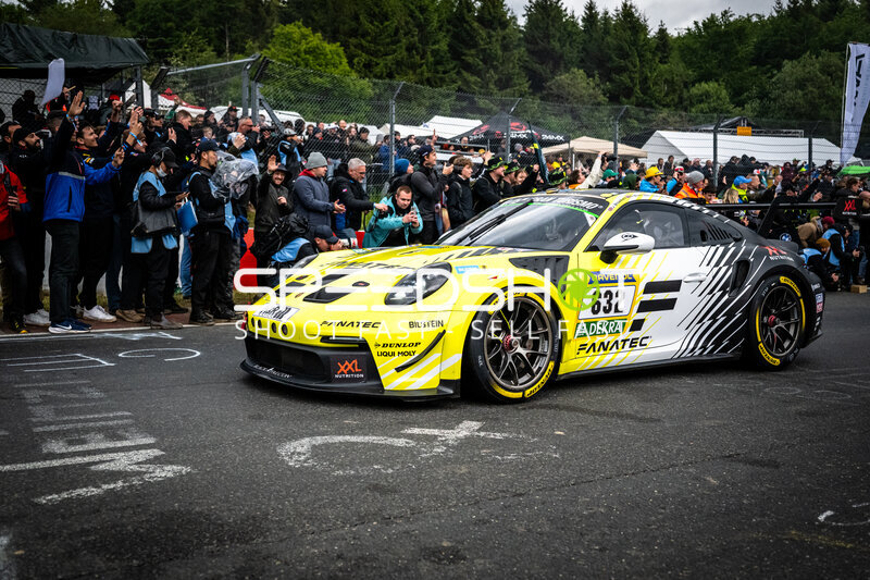 Porsche 911 GT3 #632 von BLACK FALCON Team FANATEC in der Startaufstellung