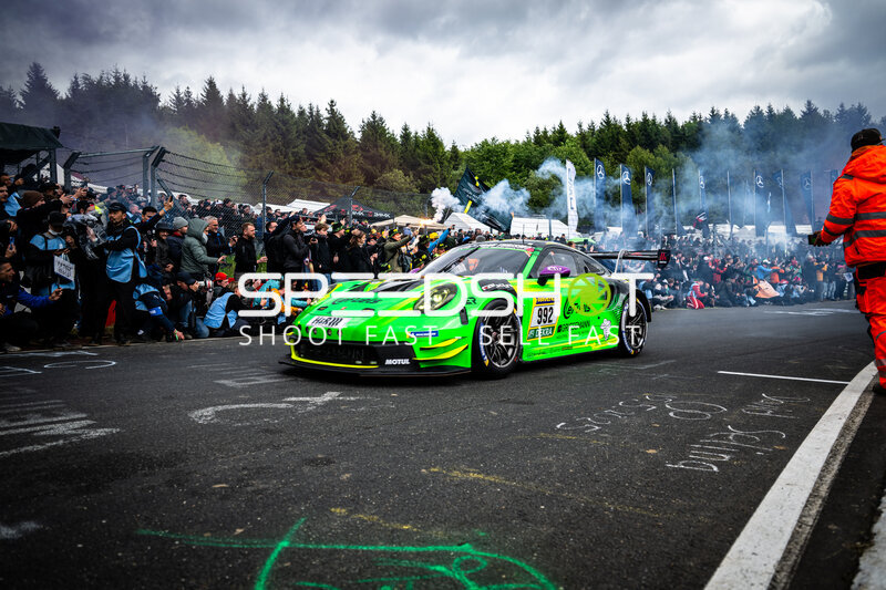 Porsche 911 GT3 R #992 von Manthey Team eFuel Griesemann in der Startaufstellung