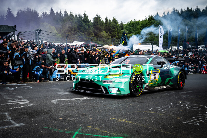Aston Martin Vantage GT3 #37 von PROsport Racing in der Startaufstellung