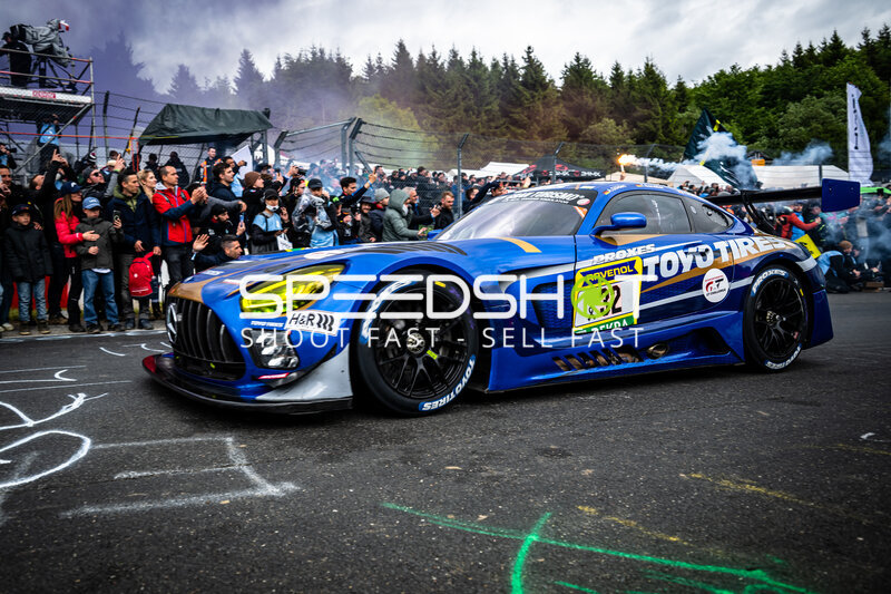 Mercedes-AMG GT3 #32 von Toyo Tires with Ring Racing in der Startaufstellung
