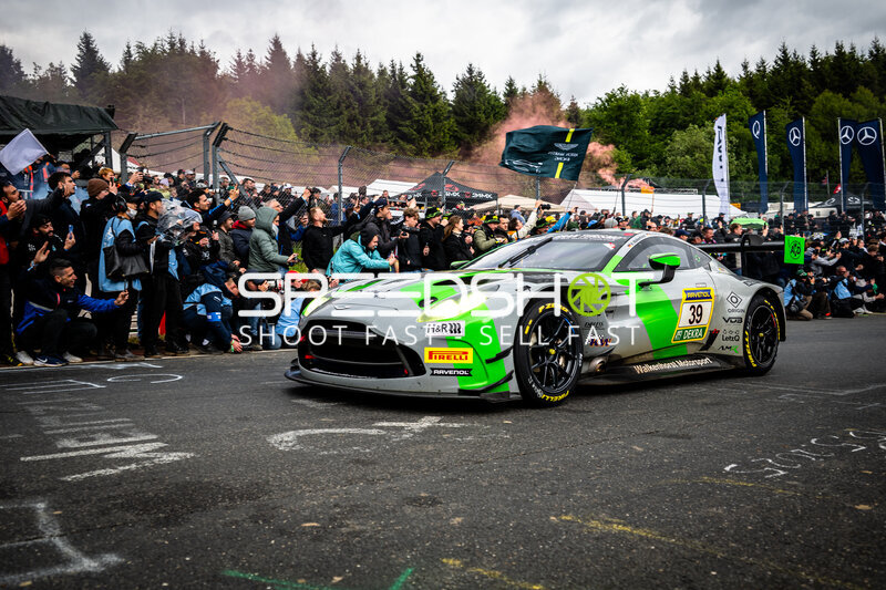 Aston Martin Vantage GT3 #39 von Walkenhorst Motorsport im Fanjubel