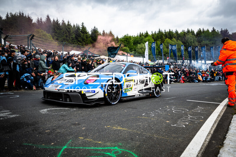 Porsche 911 GT3 R #123 von Mühlner Motorsport bei der Startaufstellung