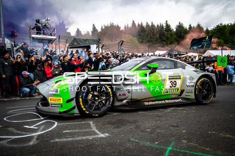 Aston Martin Vantage GT3 #39 von Walkenhorst Motorsport in der Startaufstellung