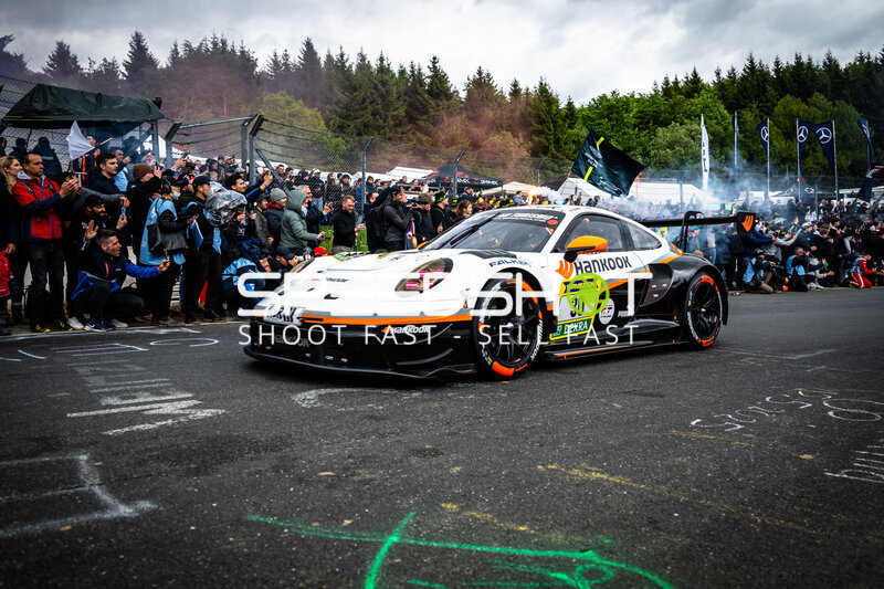 Porsche 911 GT3 R #30 von Hankook Competition in der Startaufstellung