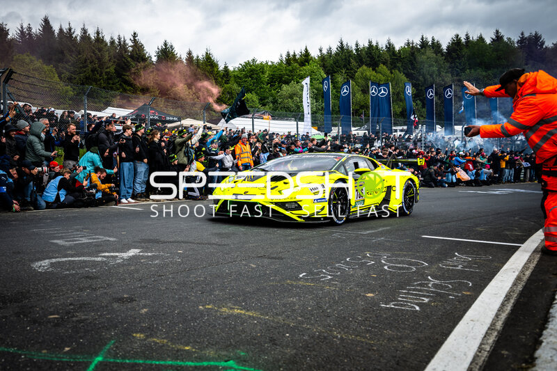 Lamborghini Huracán GT3 #786 von Renazzo Motorsport vor jubelnden Fans