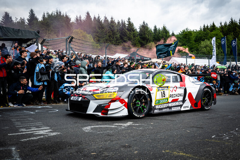 Audi R8 LMS GT3 #19 bei der Startaufstellung am Nürburgring