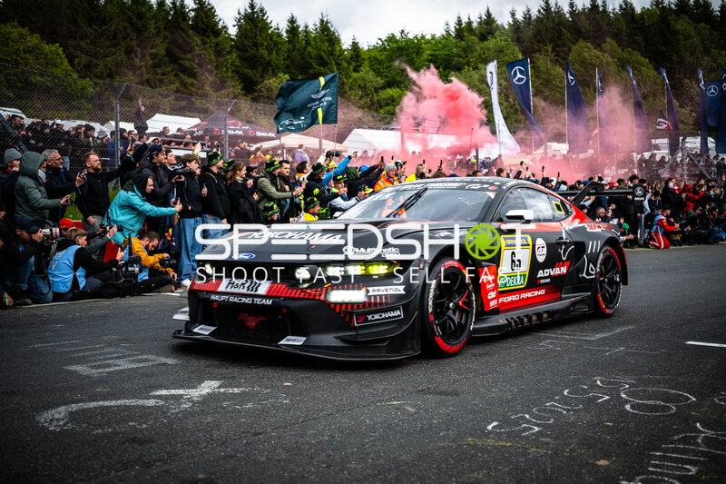 Ford Mustang GT3 #65 von HRT Ford Racing in der Startaufstellung