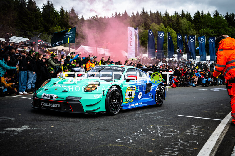 Falken Motorsports Porsche 911 GT3 R #44 beim Start am Nürburgring