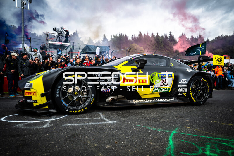 Aston Martin Vantage GT3 #35 von Walkenhorst Motorsport in der Startaufstellung