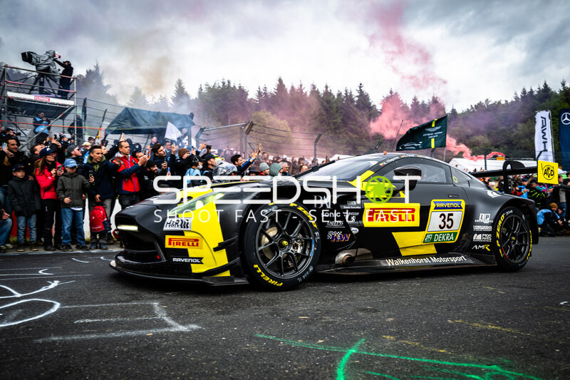 Aston Martin Vantage GT3 #35 von Walkenhorst Motorsport in der Startaufstellung