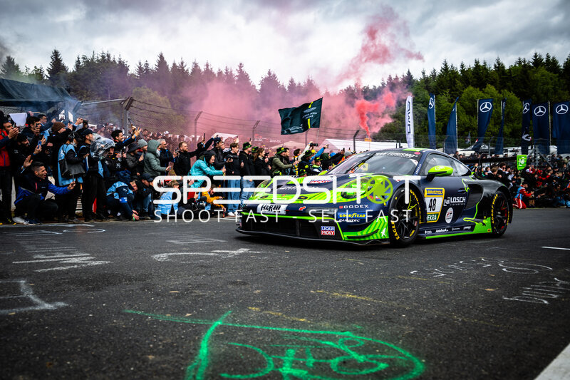 Porsche 911 GT3 R #48 von LOSCH Motorsport in der Startaufstellung