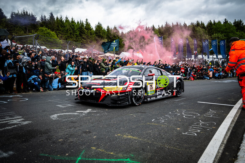Audi R8 LMS #75 von Falken Motorsports bei der Startaufstellung am Nürburgring