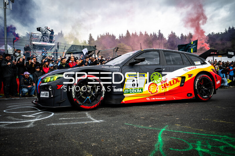 BMW M4 GT3 #81 von Schubert Motorsport in der Startaufstellung am Nürburgring