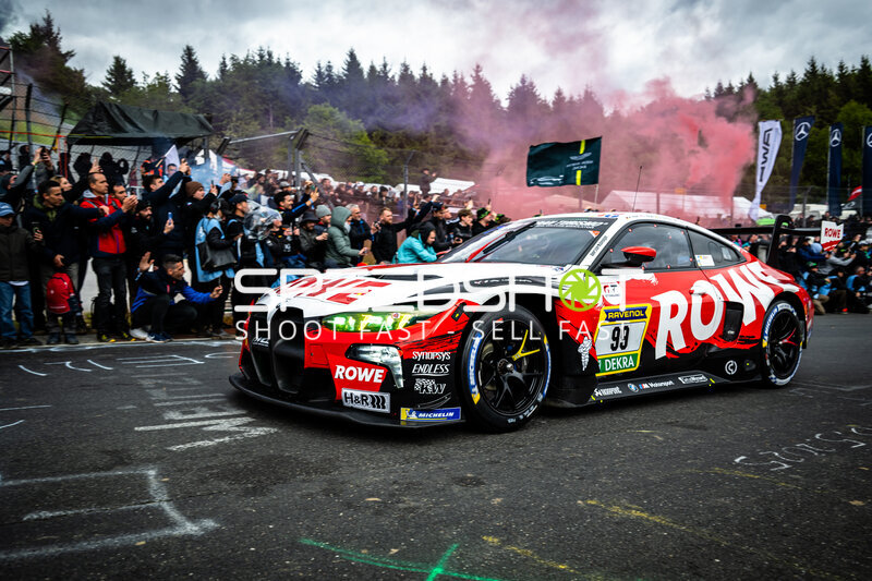 BMW M4 GT3 #99 von ROWE RACING in der Startaufstellung am Nürburgring