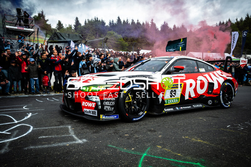 BMW M4 GT3 #99 von ROWE RACING in der Startaufstellung am Nürburgring