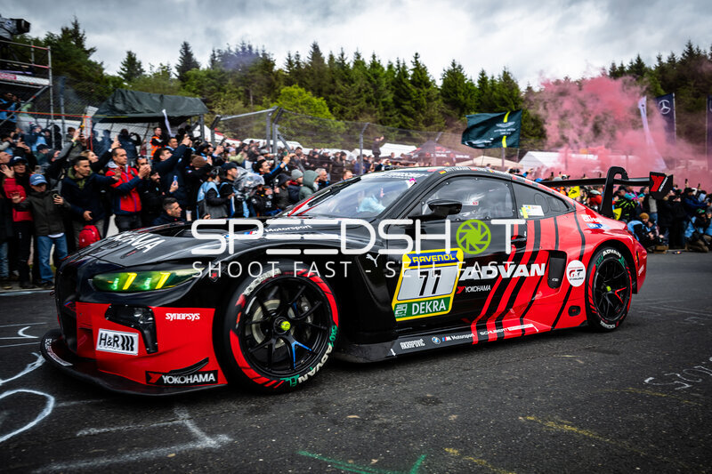BMW M4 GT3 #77 von Schubert Motorsport in der Startaufstellung am Nürburgring