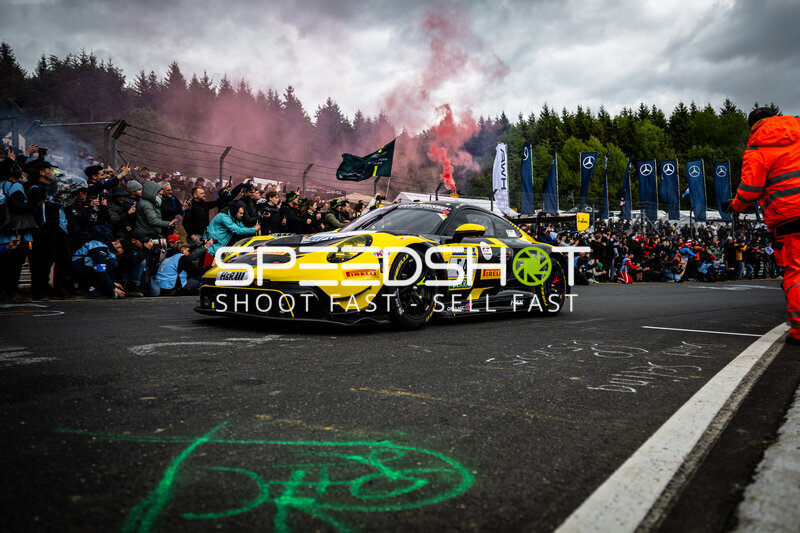 Porsche 911 GT3 R #54 von Dinamic GT auf der Startaufstellung am Nürburgring