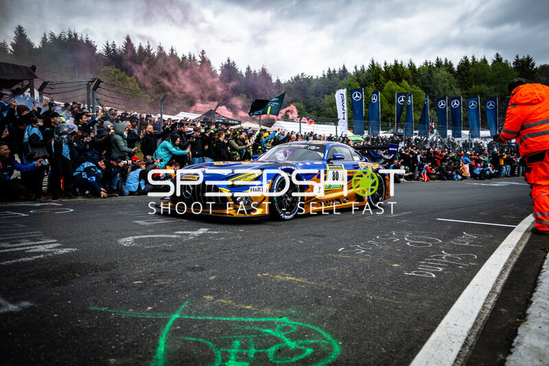 Mercedes-AMG GT3 #80 von RAVENOL vor jubelnden Fans am Nürburgring