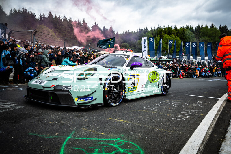 Porsche 911 GT3 R #24 auf der Startaufstellung am Nürburgring