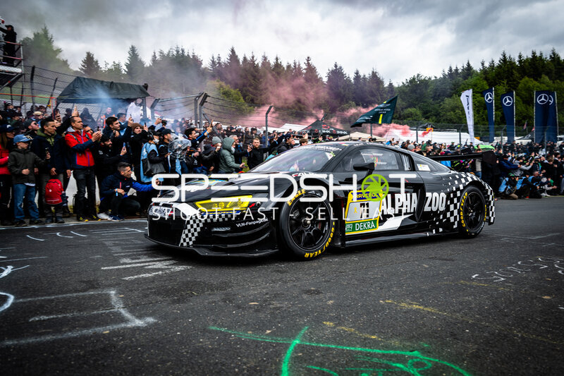 Audi R8 LMS GT3 #71 von JUTA Racing in der Startaufstellung