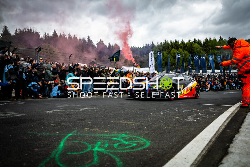 BMW M4 GT3 #81 von Schubert Motorsport vor begeisterten Fans am Nürburgring