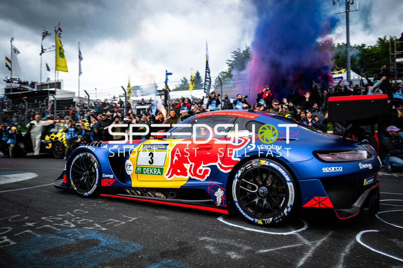 Mercedes-AMG GT3 #3 von Verstappen Racing in der Startaufstellung