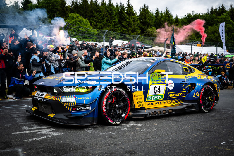 Ford Mustang GT3 #64 von HRT Ford Racing in der Startaufstellung