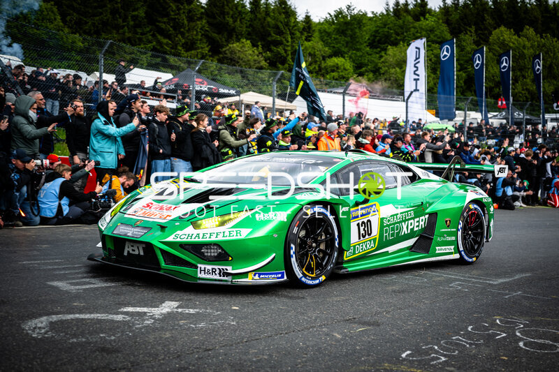 Lamborghini Huracán GT3 #130 von Red Bull Team ABT in der Startaufstellung