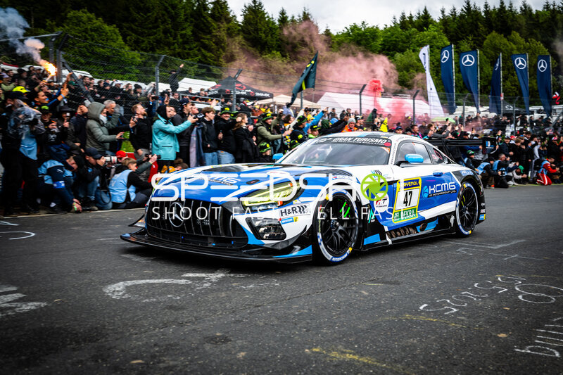 Mercedes-AMG GT3 #47 von KCMG vor begeisterter Zuschauermenge am Nürburgring