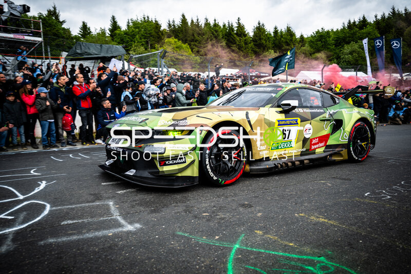 Ford Mustang GT3 #67 von HRT Ford Racing in der Startaufstellung